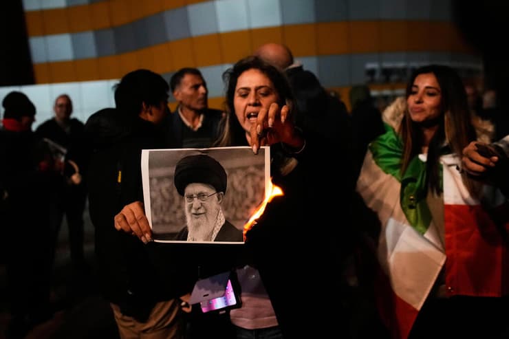 מפגינים נגד המשטר האיראני בחולון