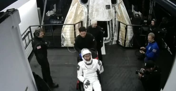 האסטרונאוט היפני קימיה יוי ביציאה מהחללית