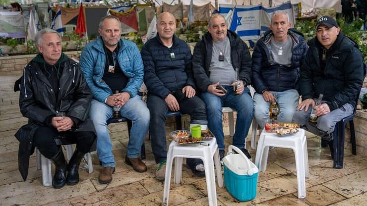 מימין לשמאל: מאיר זריהן, דודי ששון, שי טסטה, דוד גל, אריאל וולוך, פבל לויט - בחלקה 18א בהר הרצל