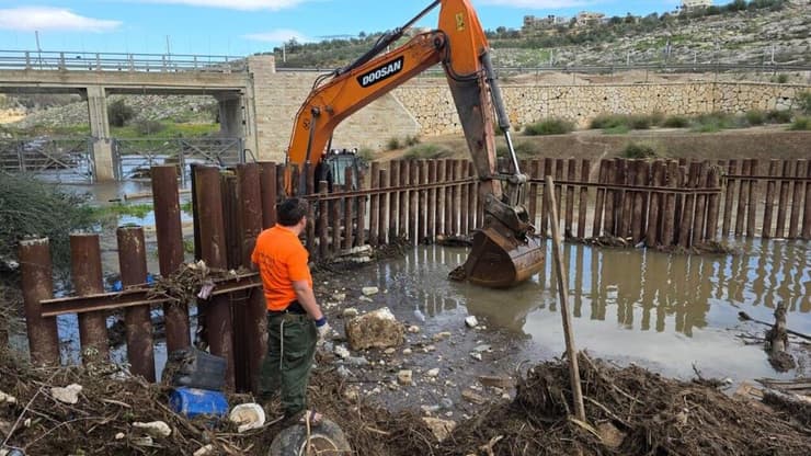סריקות חיפוש אחר נער נעדר וקיים חשש שנסחף בנחל מודיעים