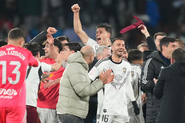 אנשי אלבסטה חוגגים את הלילה ההיסטורי