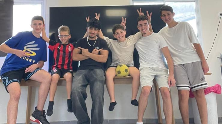 שני מימין: עומר יהודאי יחד עם נועם בר (שני משמאל), ילדי ניר עוז והחונכים מ"אורט כרמי גת" (צילום: באדיבות "אורט כרמי גת") ילדי ניר עוז עם החונכים מ"אורט כרמי גת"