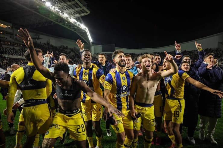 שחקני מכבי חוגגים