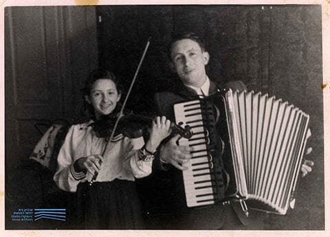 לאון ויאנינה שטיינלאוף, אחים יהודים מנובי סונץ' בפולין, שצולמו בסוף שנות ה-40 (צילום: ארכיון בית לוחמי הגטאות) לאון ויאנינה שטיינלאוף, אחים יהודים מנובי סונץ' בפולין, שצולמו בסוף שנות ה-40