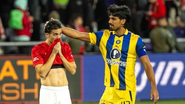 שחקן מכבי ת"א דור פרץ עם שחקן הפועל ת"א לירן רוטמן