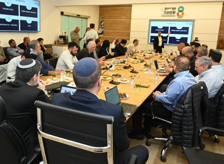 שר האוצר בצלאל סמוטריץ' בפגישה עם אביחי שטרן, ראש עיריית קריית שמונה בעניין שיקום העיר לאחר המלחמה 