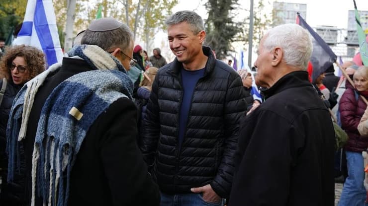 יועז הנדל לפני היציאה לצעדה יועז הנדל בצעדה ועצרת הגיוס הלאומית כנגד חוק הגיוס בירושלים