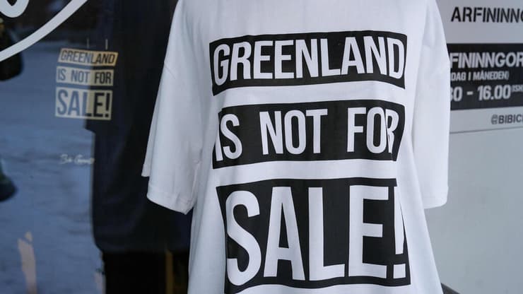 גרינלנד חולצת "גרינלנד לא למכירה" בחנות בבירה נואוק