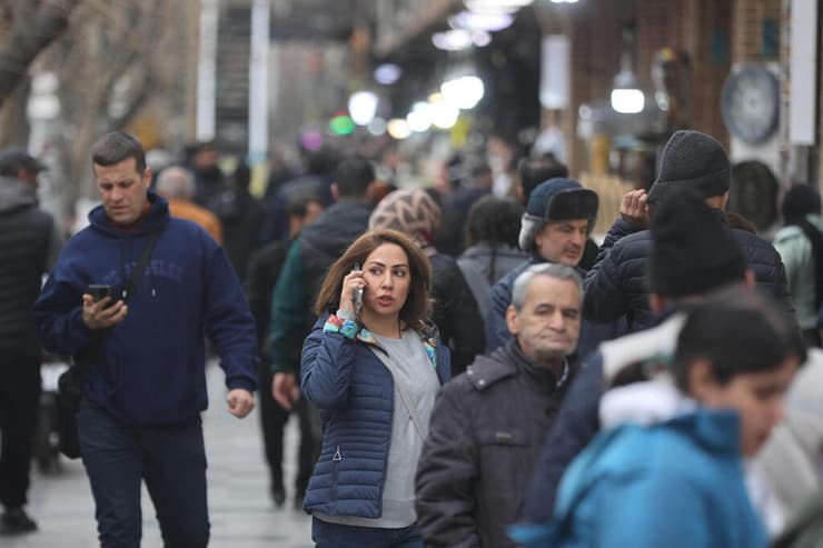 הדיכוי אולי הצליח, אבל אישה בטהרן שהולכת בלי כיסוי ראש - זה כבר סימן של מחאה. התמונות הבוקר מבירת איראן (צילום: Majid Asgaripour/WANA (West Asia News Agency) via REUTERS) טהרן איראן