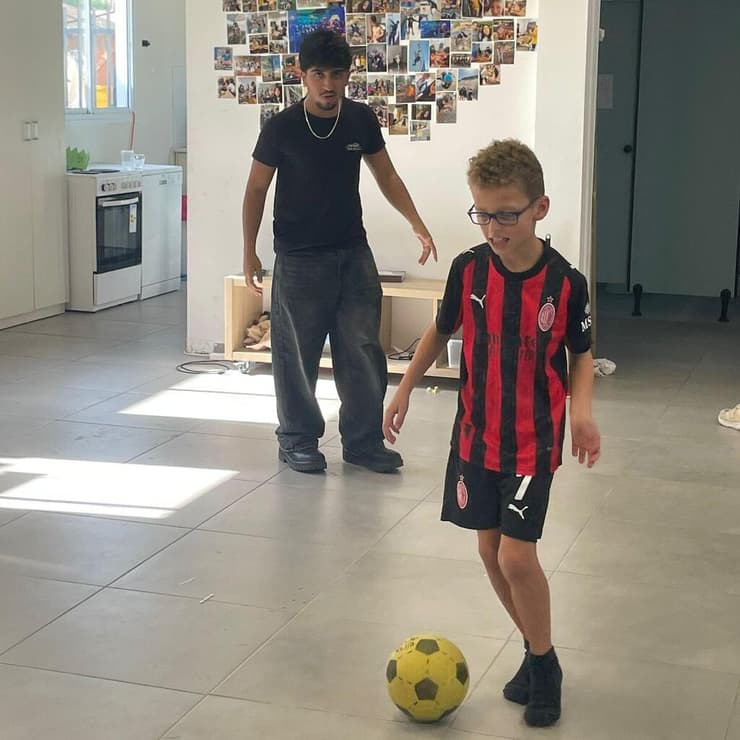 נועם משחק כדורגל עם אחד מהחונכים. "מתרגש לקראת יום שישי" (צילום: באדיבות "אורט כרמי גת") ילדי ניר עוז עם החונכים מ"אורט כרמי גת"