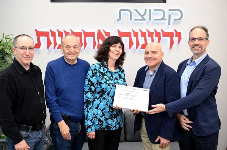 מימין לשמאל: פרופ' רן בליצר, נדב אסכרי ופרופ' דנה וולף הזוכים בתחרות, ד"ר יצחק ברלוביץ' ואורן רייס