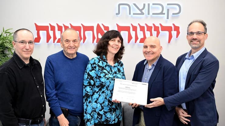 מימין לשמאל: פרופ' רן בליצר, נדב אסכרי ופרופ' דנה וולף הזוכים בתחרות האחרונה ב-2026, ד"ר יצחק ברלוביץ' ואורן רייס (צילום: קובי קואנקס) מימין לשמאל: פרופ' רן בליצר, נדב אסכרי ופרופ' דנה וולף הזוכים בתחרות, ד"ר יצחק ברלוביץ' ואורן רייס