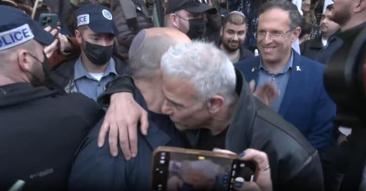 לפיד ובנט בצעדה בירושלים, הערב (צילום: גיל יוחנן) לפיד ובנט בצעדה ועצרת הגיוס הלאומית - כנגד חוק הגיוס בירושלים