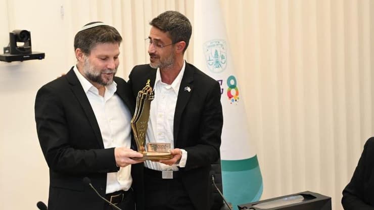 שר האוצר בצלאל סמוטריץ' בפגישה עם אביחי שטרן, ראש עיריית קריית שמונה בעניין שיקום העיר לאחר המלחמה 