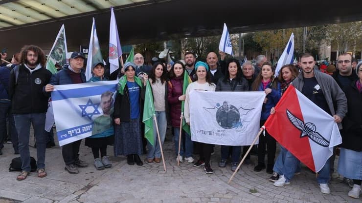 צועדים עם דגלי יקיריהם שנפלו. "זו הצוואה של הבנים שלנו" (צילום: אלכס קולומויסקי) צעדה ועצרת הגיוס הלאומית - כנגד חוק הגיוס בירושלים