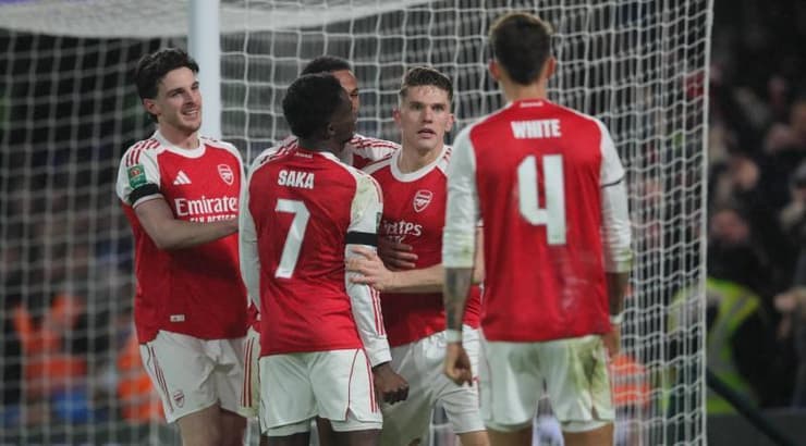 שחקני ארסנל חוגגים על הדשא