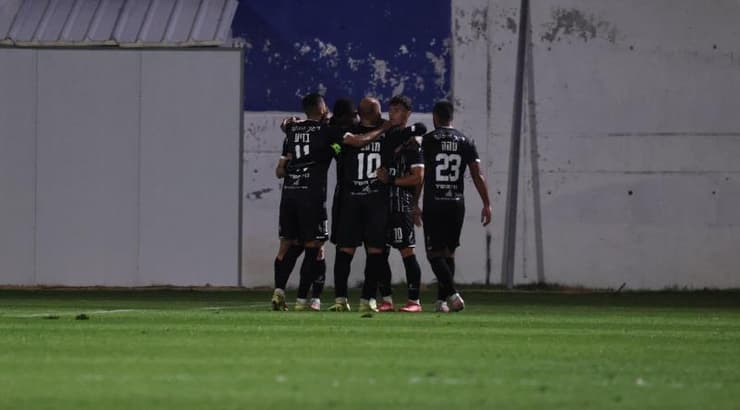 שחקני כפר קאסם חוגגים (אופיר מגדל) שחקני כפר קאסם חוגגים