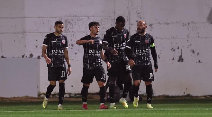 שחקני כפר קאסם חוגגים (אופיר מגדל) שחקני כפר קאסם חוגגים