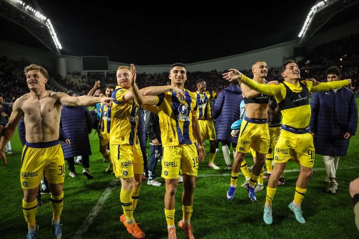 שחקני מכבי חוגגים