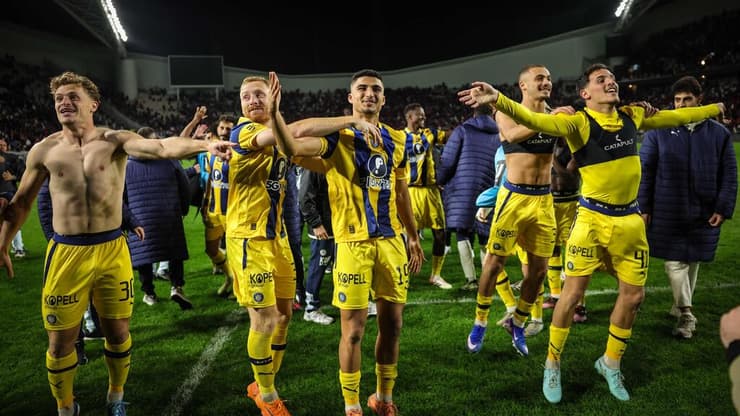 שחקני מכבי חוגגים