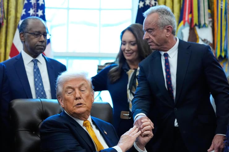 נשיא ארה"ב דונלד טראמפ חתם על החוק להחזרת חלב מלא לבתי הספר. בתמונה: לוחץ יד לשר הבריאות רוברט פ. קנדי ג'וניור