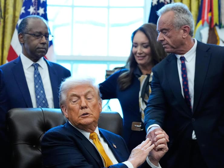 טראמפ וקנדי משלבים ידיים נגד ארגון הבריאות העולמי. ארכיון (צילום: AP Photo / Alex Brandon) נשיא ארה"ב דונלד טראמפ חתם על החוק להחזרת חלב מלא לבתי הספר. בתמונה: לוחץ יד לשר הבריאות רוברט פ. קנדי ג'וניור