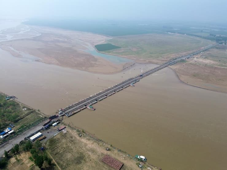 גשר צף על הנהר הצהוב בסין, אזור שנכלל בין אלה שנתונים בסיכון הגבוה ביותר לשקיעת הקרקע