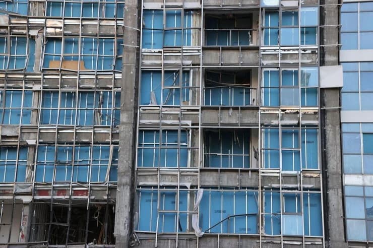 הבניין שניזוק מפגיעת הטיל האיראני ברמת גן