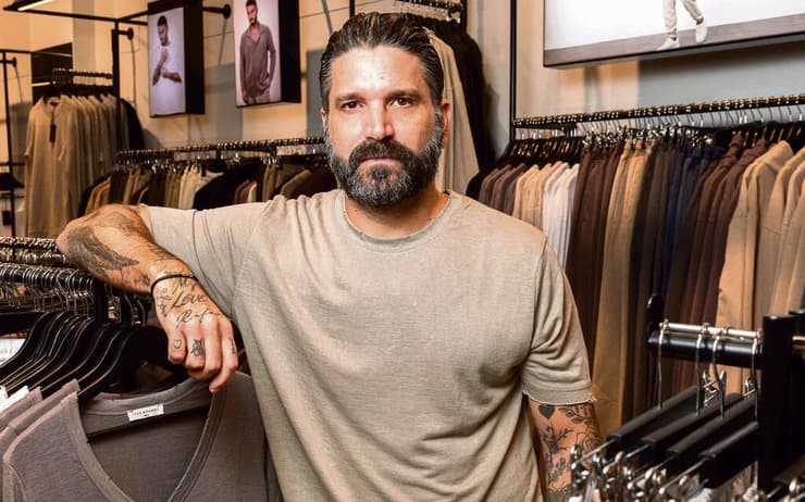 איתי ברנדס. "קונים מבקשים ממני חתימות וסלפי. זה מרגש וגם מביך" | צילום: טל שחר