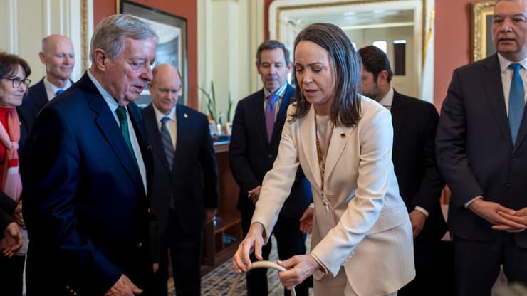 מנהיגת האופוזיציה בוונצואלה, מריה קורינה מצ'אדו, העניקה את מדליית פרס נובל לשלום לנשיא ארה"ב דונלד טראמפ