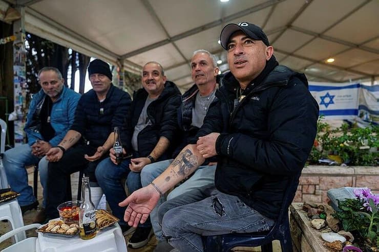 מימין לשמאל: מאיר זריהן, דודי ששון, שי טסטה, דוד גל, אריאל וולוך, פבל לויט - בחלקה 18א בהר הרצל