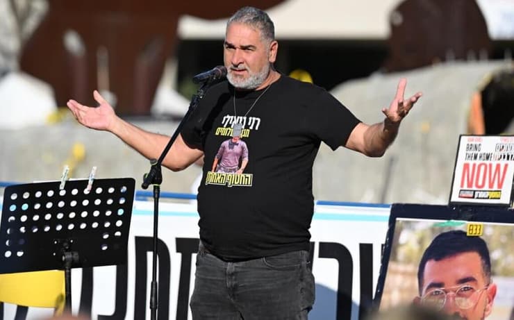 איציק גואילי בקבלת שבת בכיכר החטופים