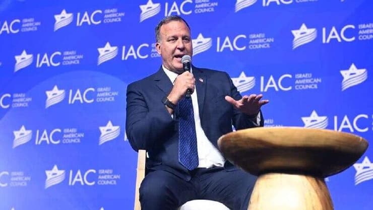 מפקד פיקוד המרכז האמריקני לשעבר מייקל קורילה בכנס במיאמי 