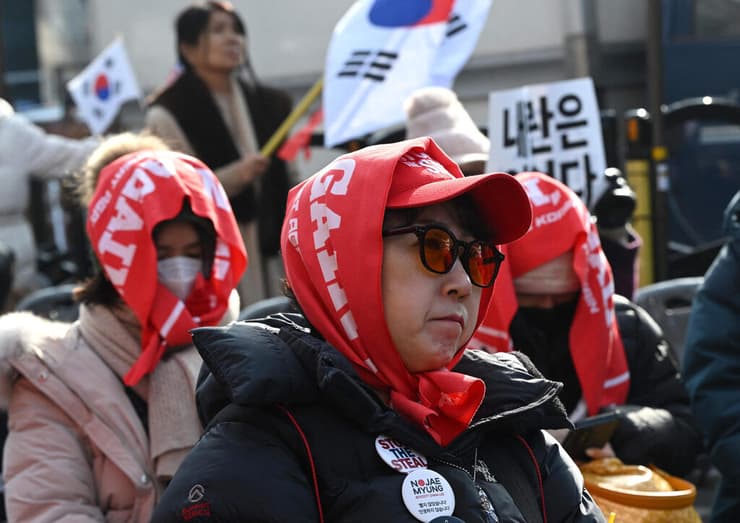 תומכי נשיא דרום קוריאה לשעבר יון סוק יאול מול בית המשפט בסיאול