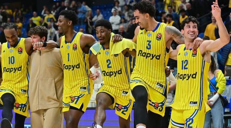 שחקני מכבי תל אביב בטירוף בסיום