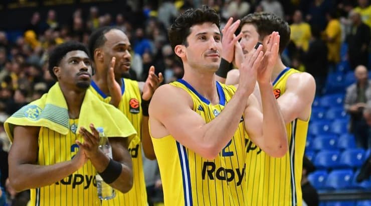 שחקני מכבי תל אביב חוגגים בסיום