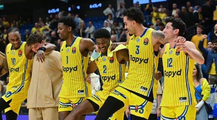 שחקני מכבי תל אביב בטירוף בסיום