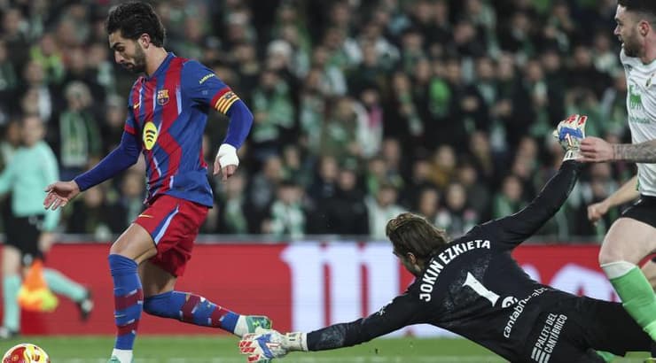 פראן טורס חולף על פני השוער