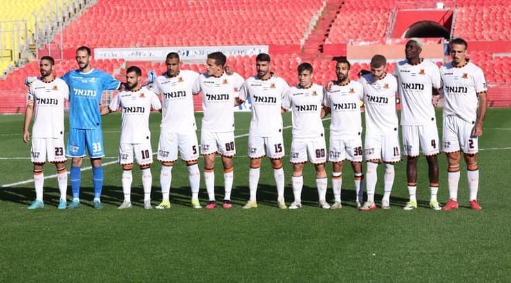 שחקני בני יהודה טרם תחילת המשחק