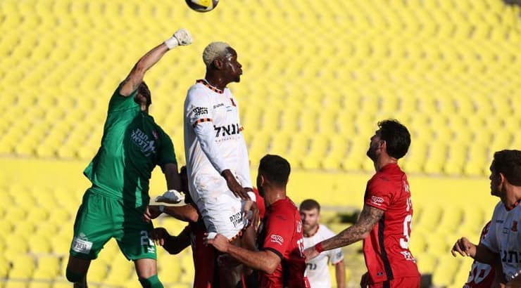 איתמר ישראלי מקדים את ג'ונתן אג'אפונג