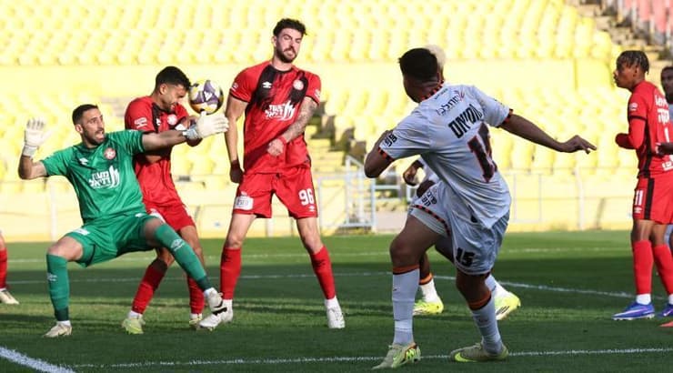 רז נחמיאס בועט מזווית קשה לאיתמר ישראלי