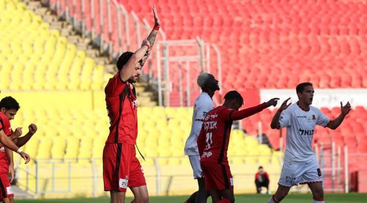 ניר ברדע מסמן על נגיעת יד