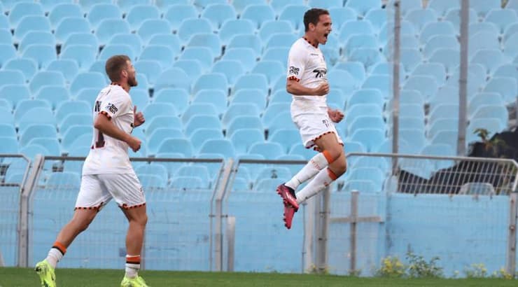 ארד בר נוגע בשמיים