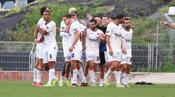 שחקני בני יהודה מאושרים מהיתרון