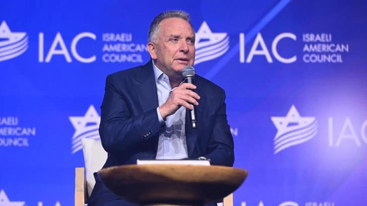 סטיב וויטקוף בכנס ה-IAC במיאמי 