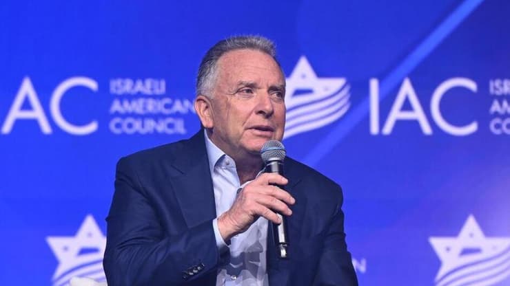 סטיב וויטקוף בכנס ה-IAC במיאמי 