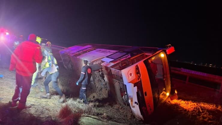 זירת התהפכות האוטובוס בכביש 6 באזור קריית גת