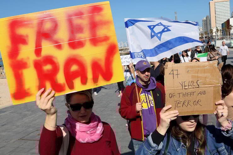 הפגנה בתל אביב בעד המוחים באיראן ונגד המשטר האיראני (צילום: Amir Levy / Getty Images) הפגנת תמיכה באיראן בתל אביב