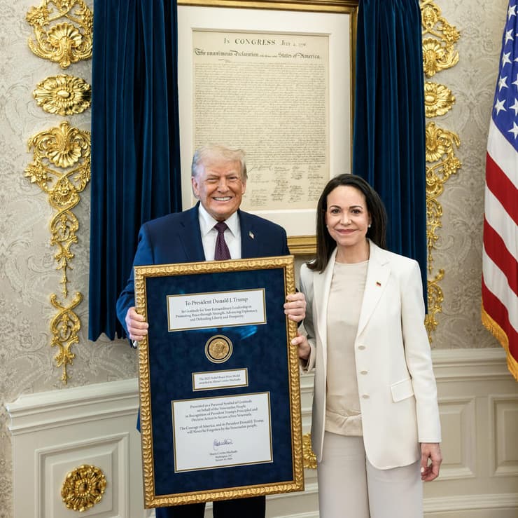 מנהיגת האופוזיציה בוונצואלה, מריה קורינה מצ'אדו, העניקה את מדליית פרס נובל לשלום לנשיא ארה"ב דונלד טראמפ