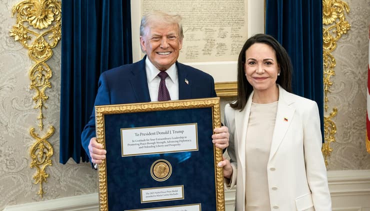 מקבל ממנהיגת האופוזיציה של ונצואלה מריה קורינה מצ'אדו את מדליית הנובל לשלום שלה, הפרס שבו הוא חושק יותר מכל, 15 בינואר